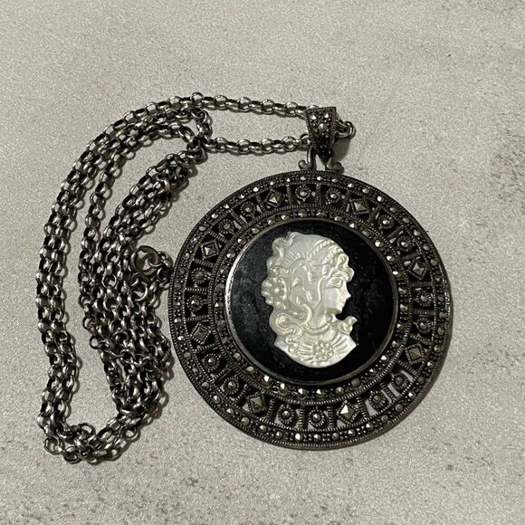 Sterling Silver Marcasite Mother of Pearl Cameo Round Medallion Necklace 14.5" - Picture 1 of 8